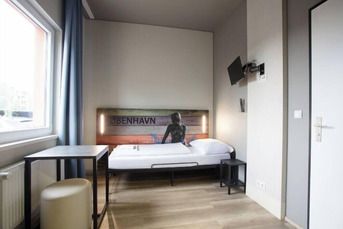 Blackout curtains, free WiFi, bed sheets