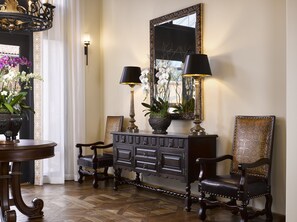 Interior entrance - Plaza La Reina (Los Angeles)