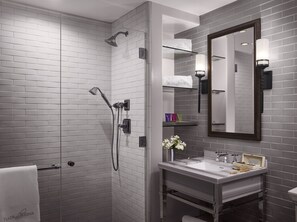 Een douche, designer toiletartikelen, een haardroger, badjassen