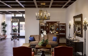 Lobby - Plaza La Reina (Los Angeles)