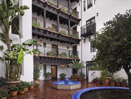 Plaza La Reina – Affordable hotel in Los Angeles