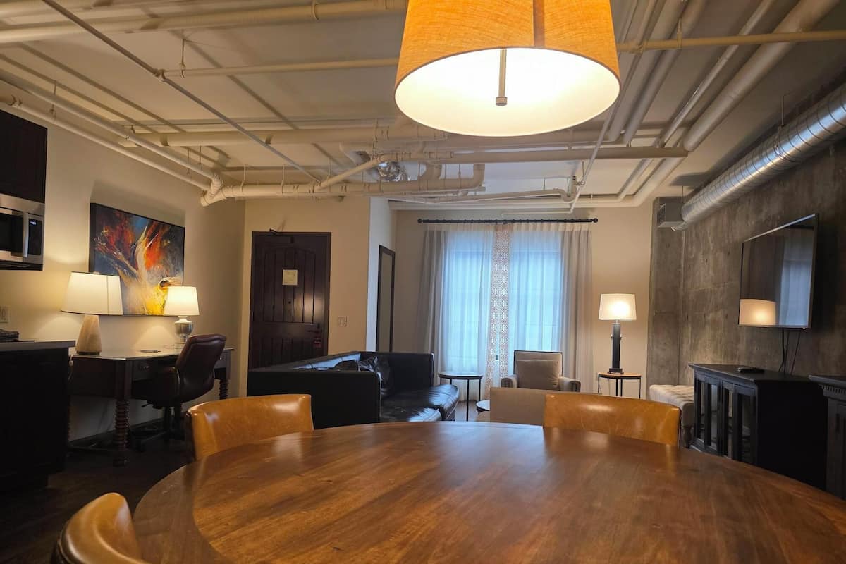 Phòng Suite, tầng lửng | 1 phòng ngủ, bộ trải giường bằng vải Frette của Ý