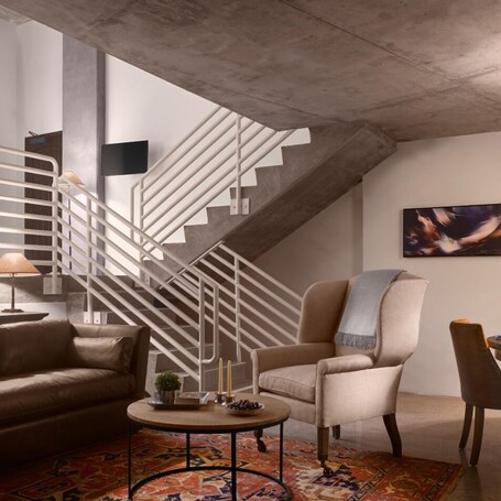 Plaza La Reina - view 3