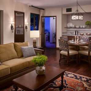 Signature Studio Suite, 1 Queen Bed | 1 bedroom, Frette Italian sheets, premium bedding, down duvets - Plaza La Reina (Los Angeles)