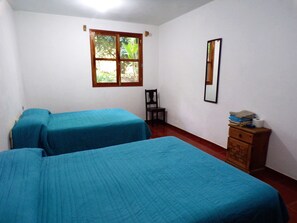 Standard-Vierbettzimmer, 1 Schlafzimmer, zum Garten hin