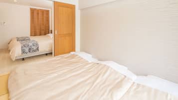 2 kamar tidur, didekorasi berbeda-beda, dan tirai kedap cahaya