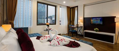 Honeymoon Suite | Minibar, in-room safe, desk, blackout drapes