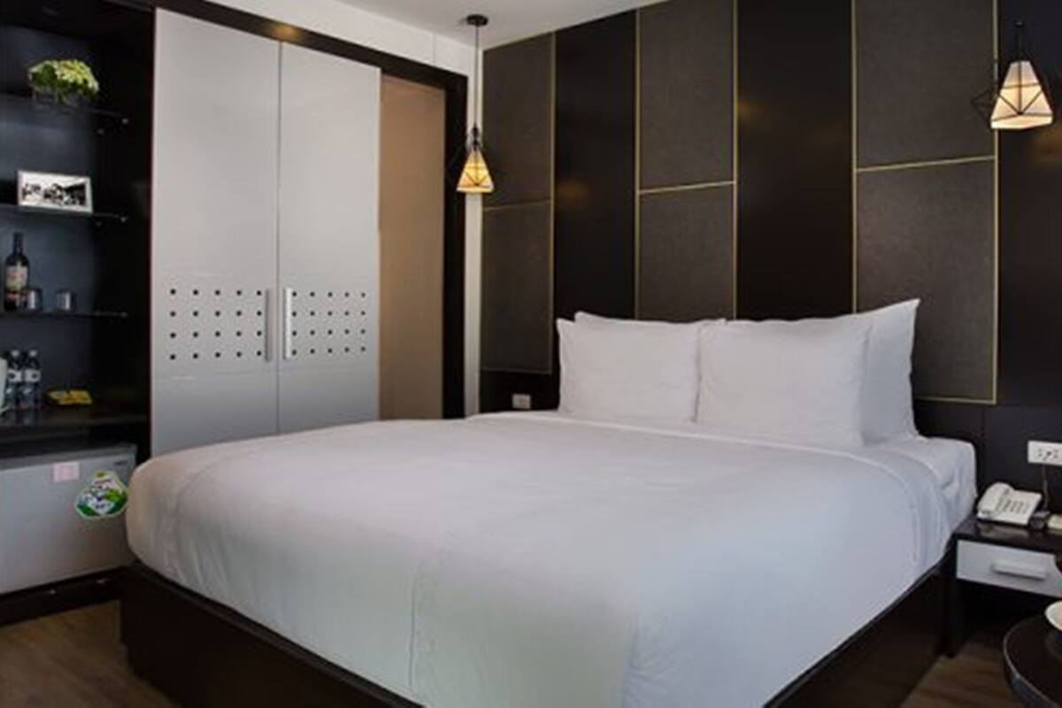 Habitación Deluxe, vistas a la ciudad | Minibar, caja fuerte, escritorio y cortinas opacas