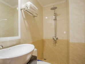 Ilmaiset hygieniatuotteet, hiustenkuivaaja, tohvelit, pyyhkeet