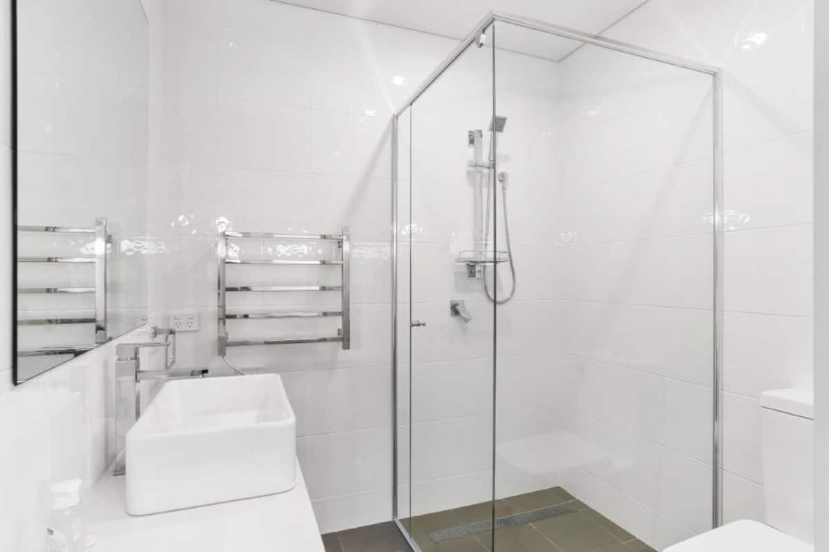 Habitación Deluxe (1) | Baño | Regadera, amenidades de baño gratuitas, secadora de cabello, batas