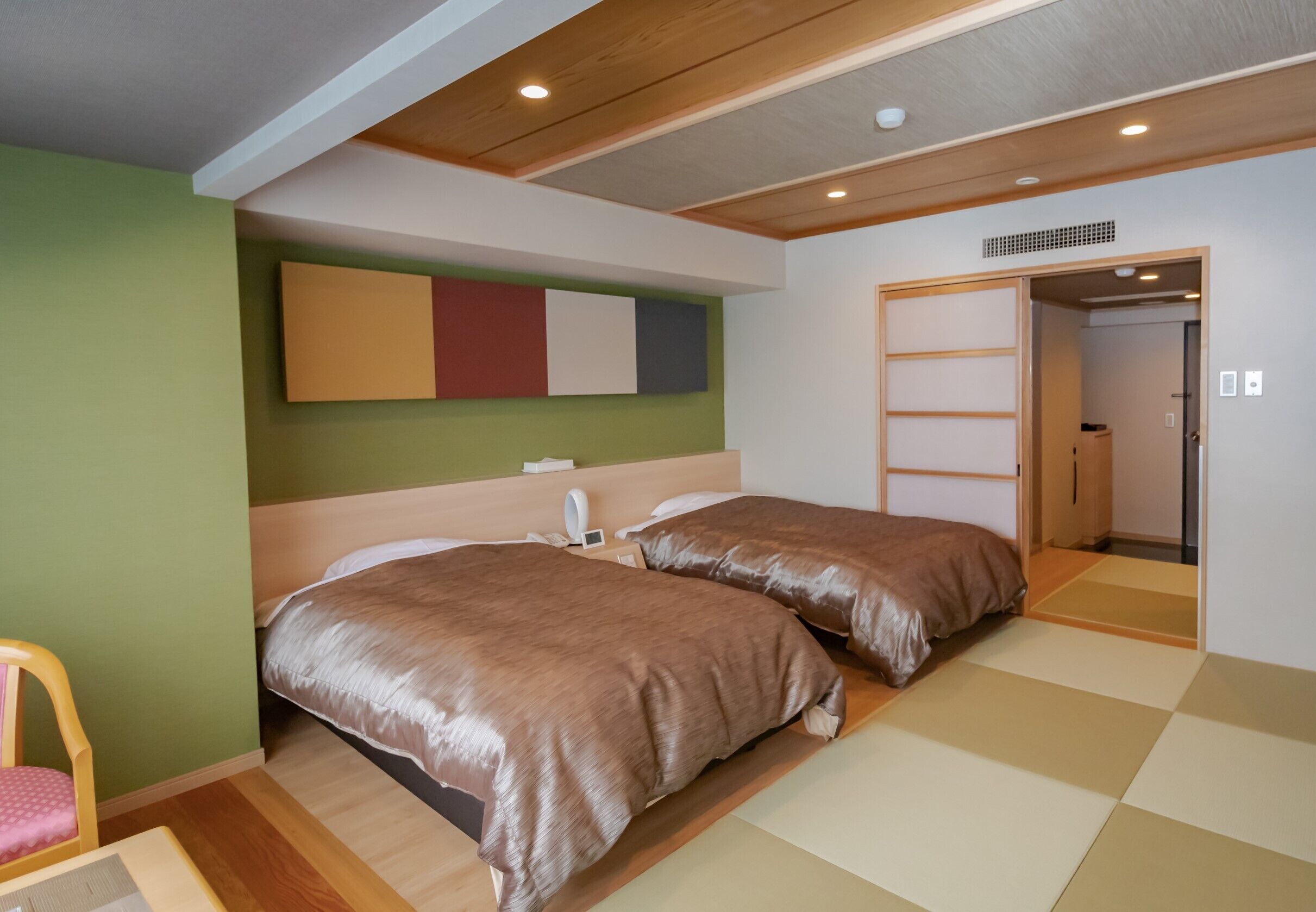 design twin room | in-room safe, free wifi, bed sheets