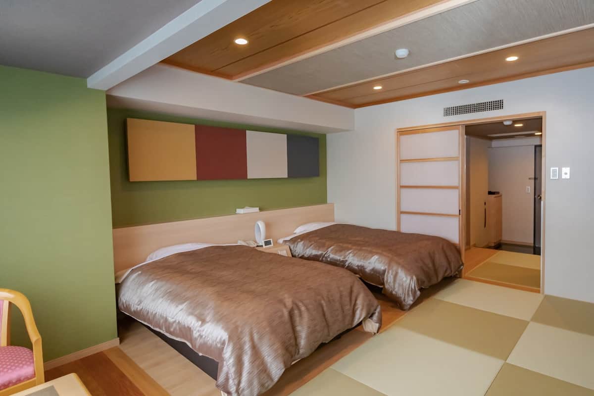 design twin room | in-room safe, free wifi, bed sheets