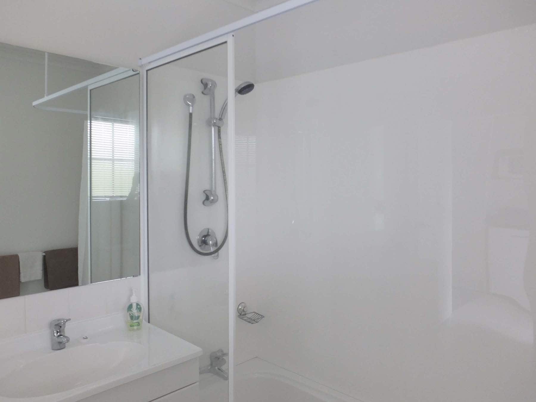 King Studio Spa | Bathroom | Shower, free toiletries, hair dryer, towels