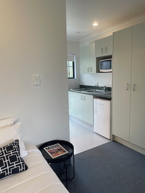 Desk, iron/ironing board, free WiFi, bed sheets - Kerry Lane Motel (Hawera)
