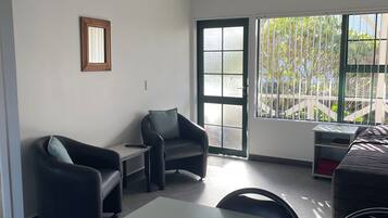 Skrivebord, strykejern/-brett, wi-fi (inkludert) og sengetøy