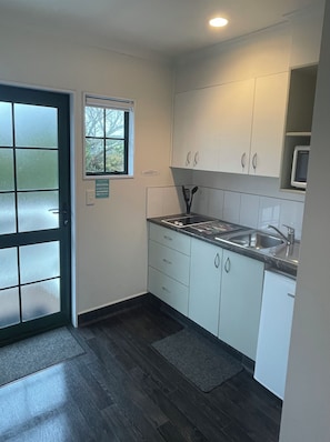 Queen Twin Studio | Desk, iron/ironing board, free WiFi, bed sheets