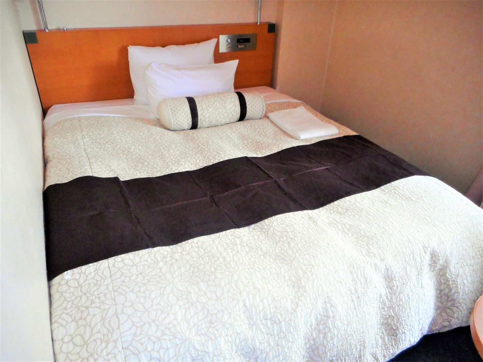 Desk, soundproofing, iron/ironing board, free WiFi