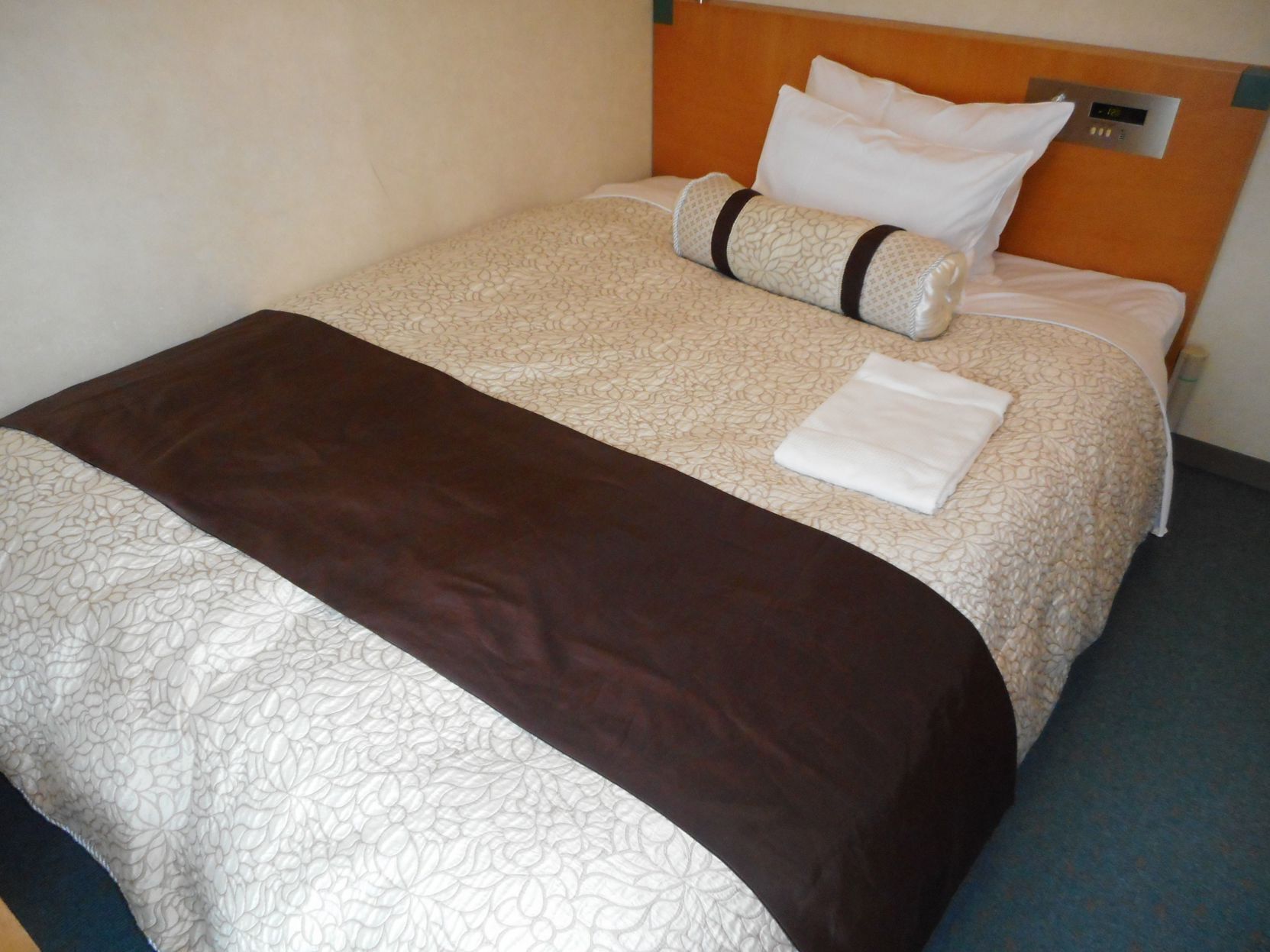 Desk, soundproofing, iron/ironing board, free WiFi
