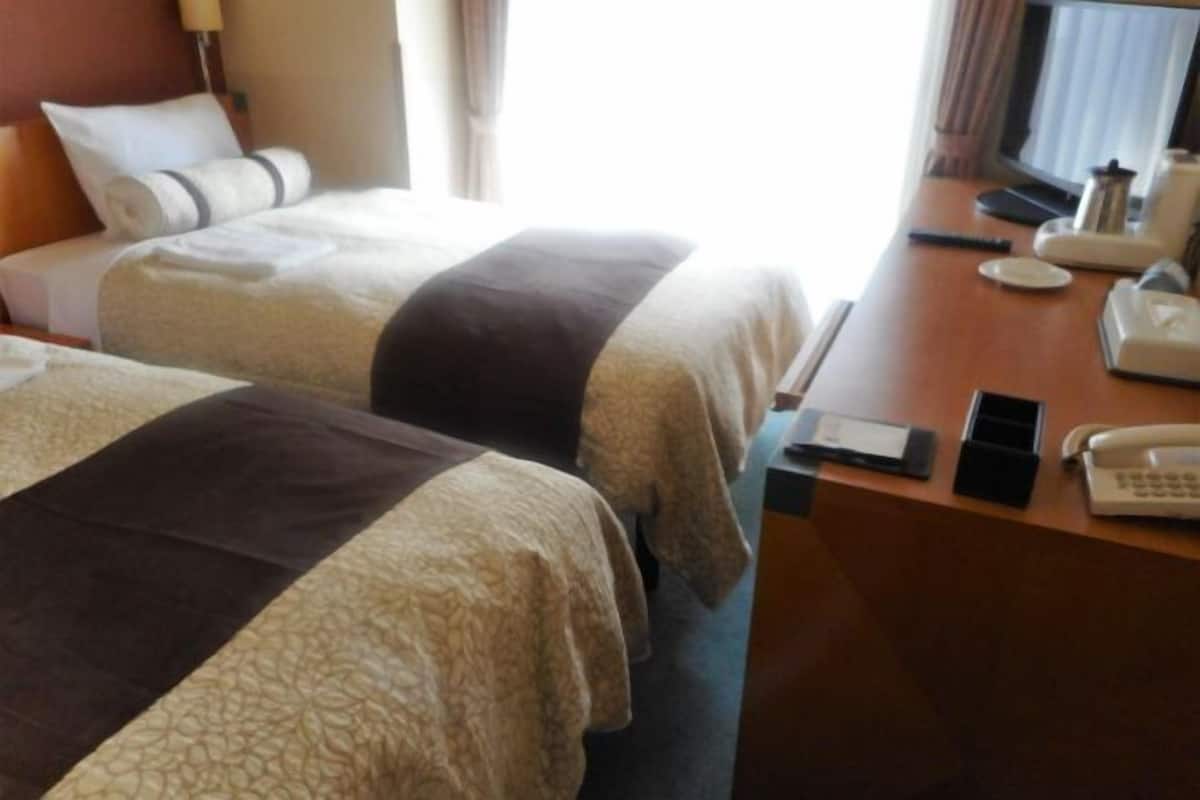 Desk, soundproofing, iron/ironing board, free WiFi