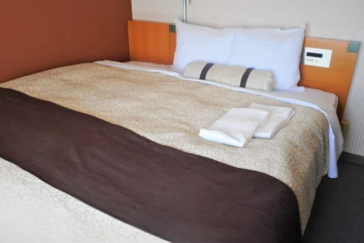 Desk, soundproofing, iron/ironing board, free WiFi