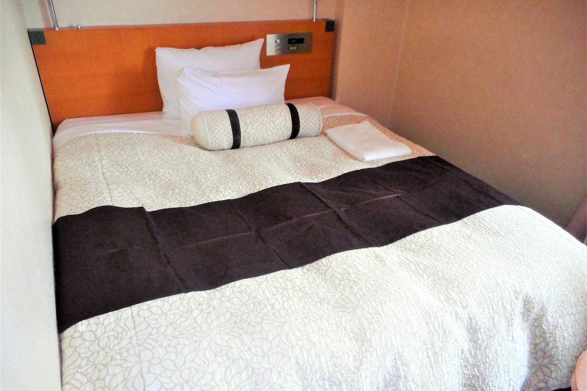 Desk, soundproofing, iron/ironing board, free WiFi