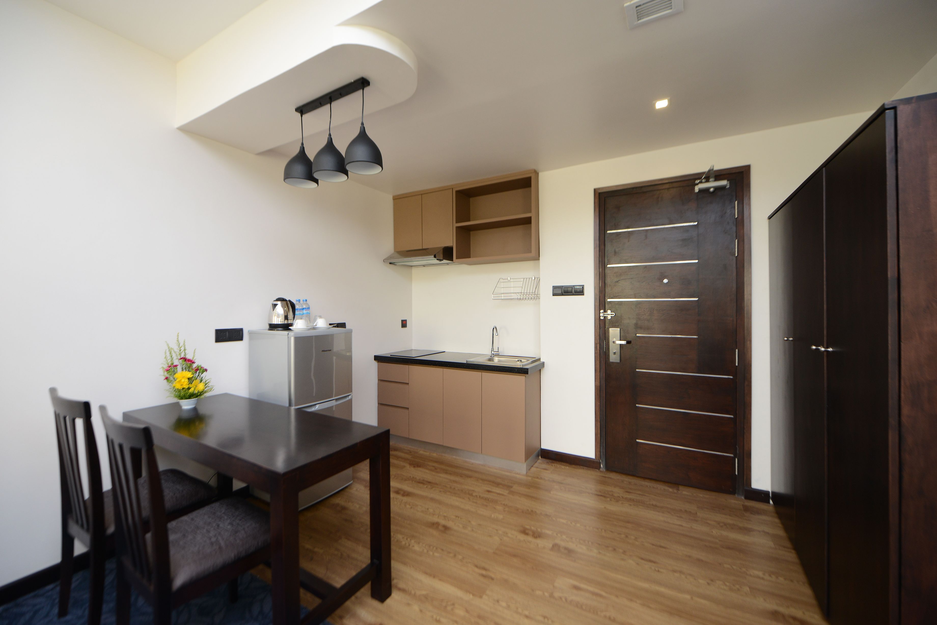 Executive Suite | Private kitchenette | Fridge, electric kettle