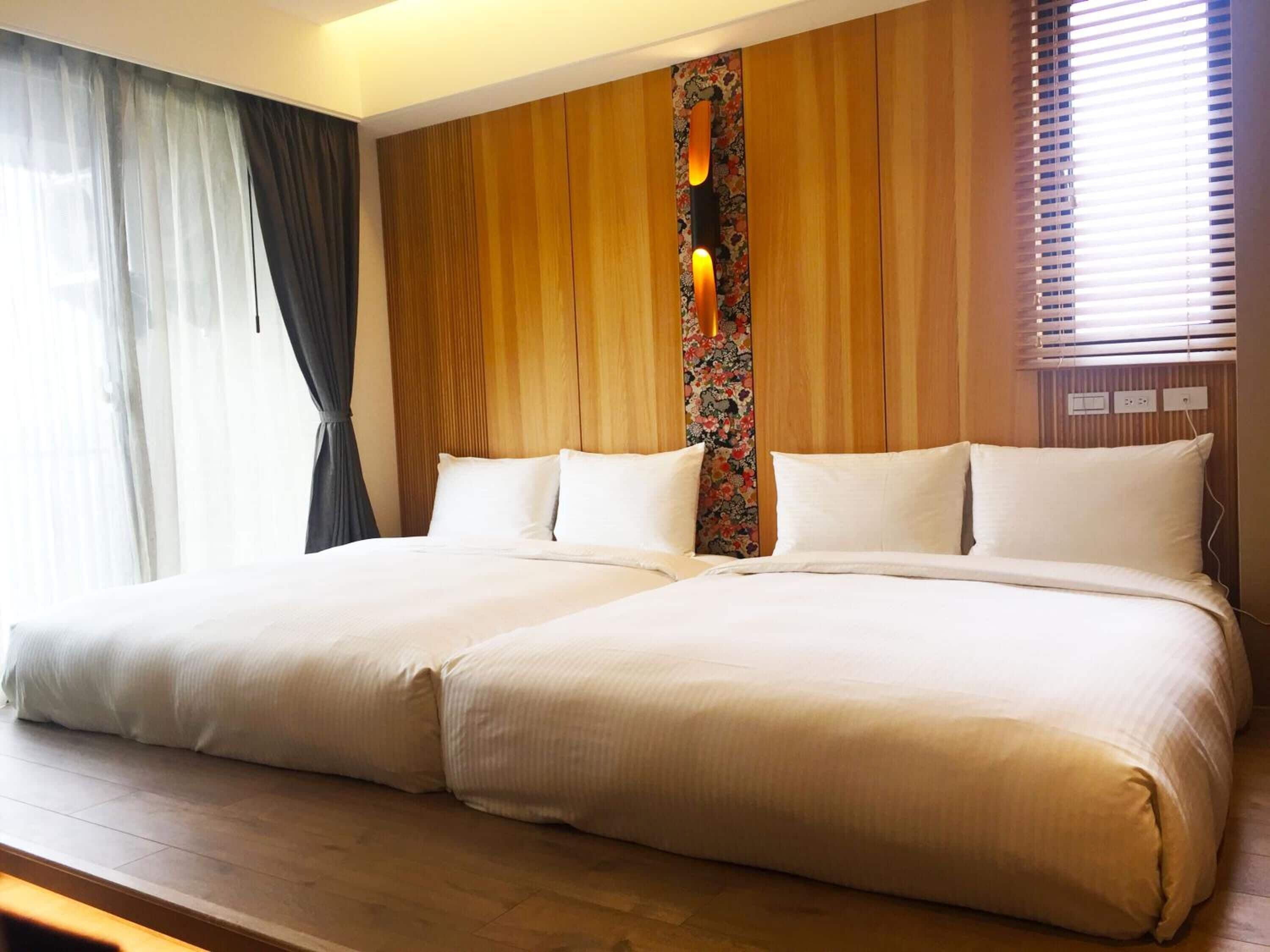 minibar, desk, soundproofing, iron/ironing board