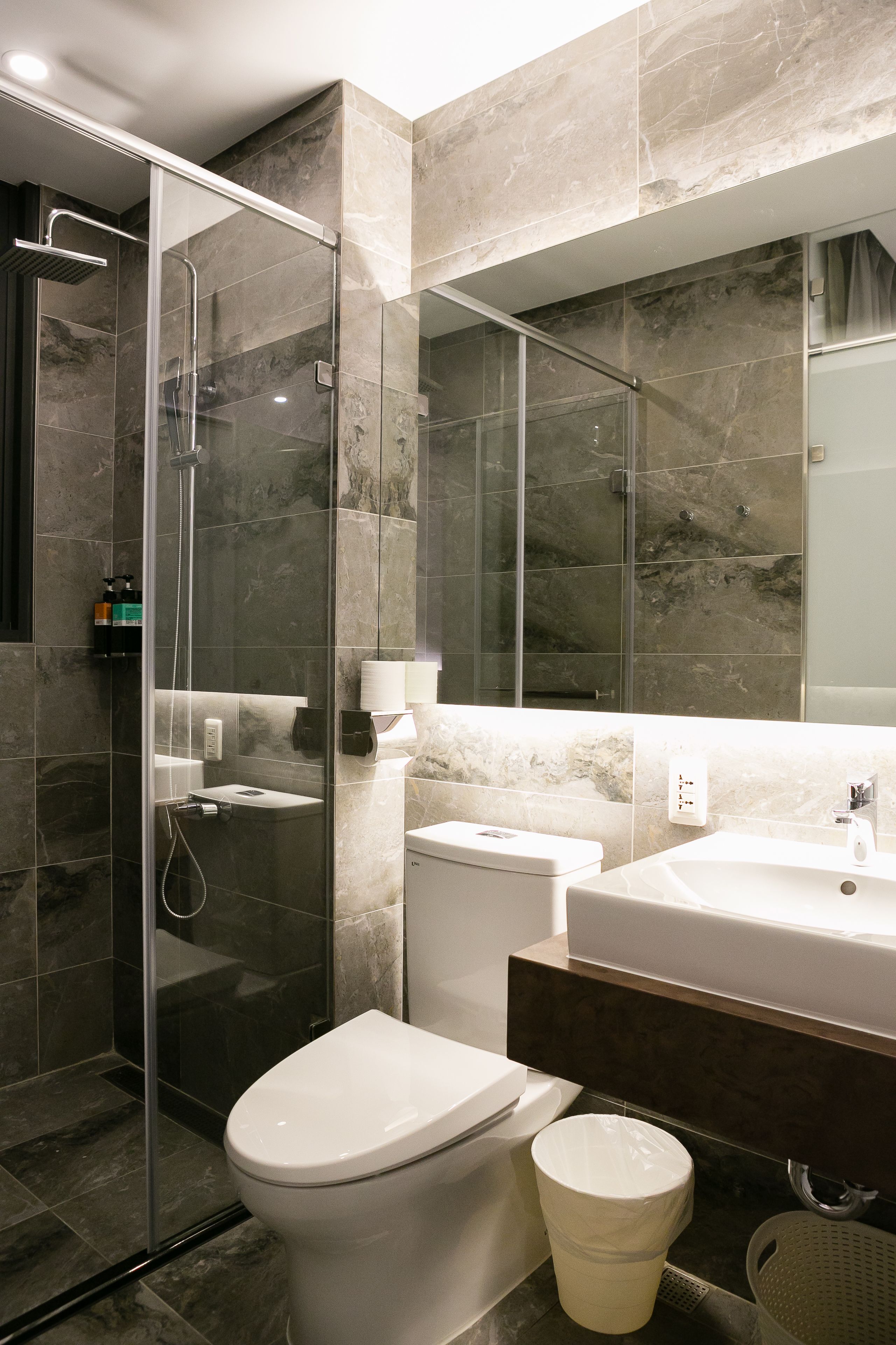 classic double room | bathroom | shower, rainfall showerhead, free toiletries, hair dryer
