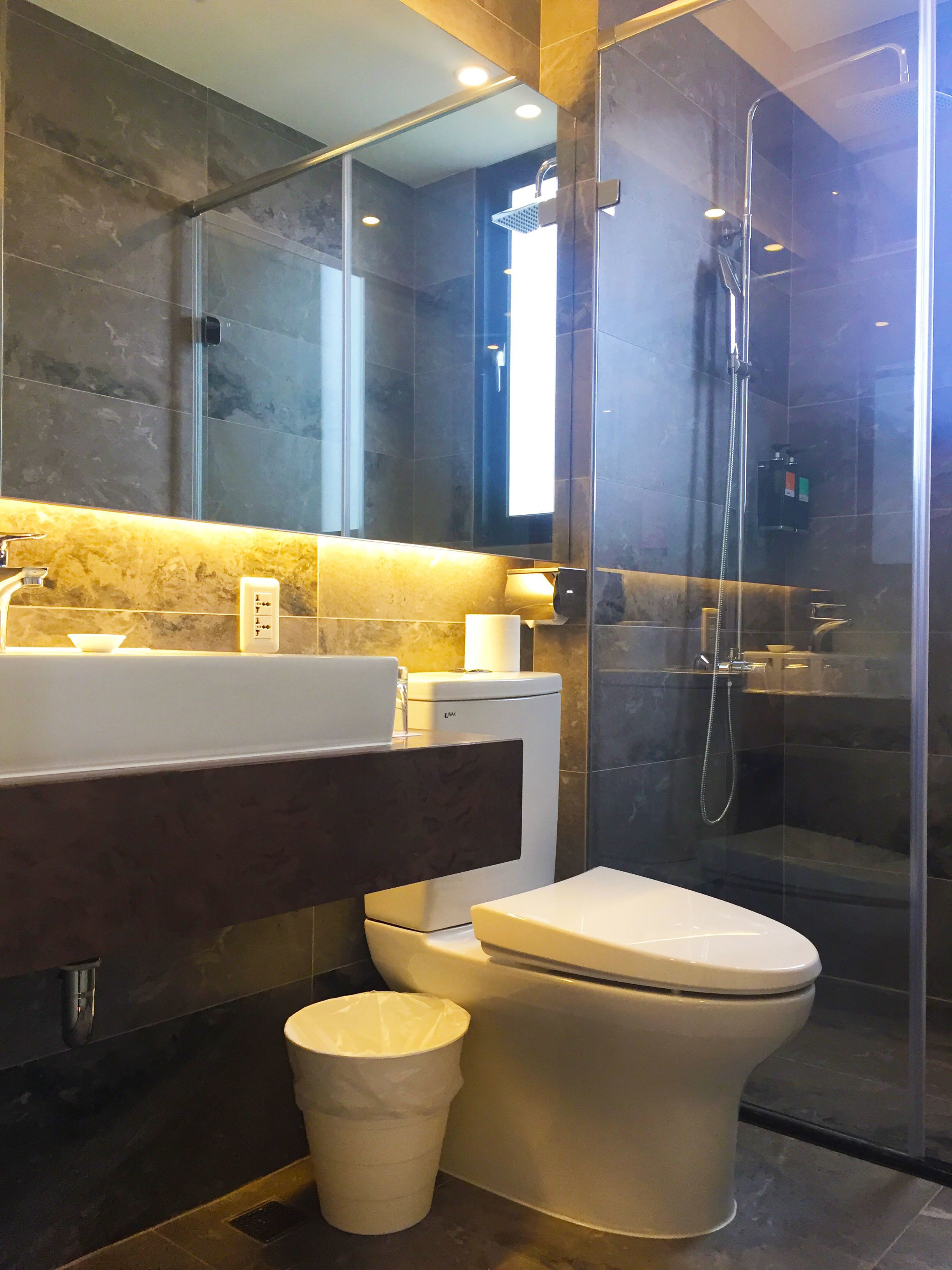 standard twin room | bathroom | shower, rainfall showerhead, free toiletries, hair dryer