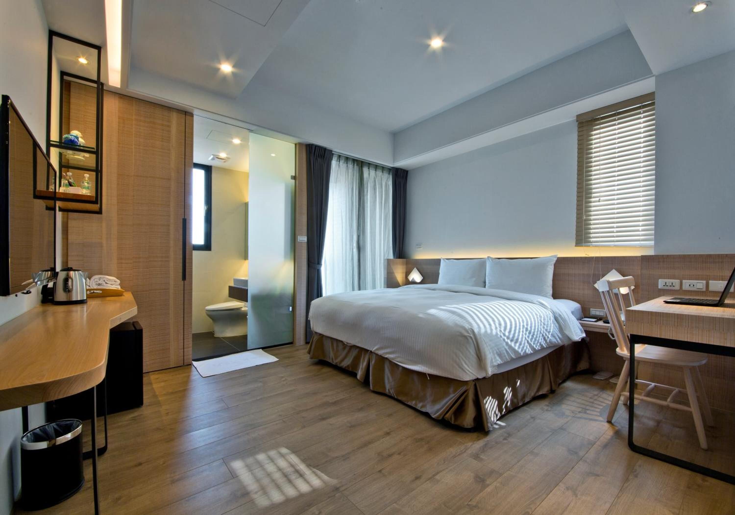 minibar, desk, soundproofing, iron/ironing board