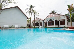 Outdoor pool, pool loungers - Wings Bungalow (Phu Quoc)