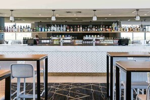 2 bars/lounges