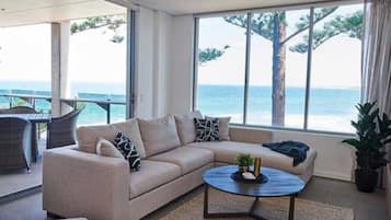 Apartamento, 2 quartos, vista para o oceano | Área de estar | TV de tela plana 50 cm com canais digitais, TV