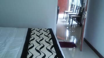 Double Room, 1 King Bed | Bathroom | Shower, free toiletries, hair dryer, towels