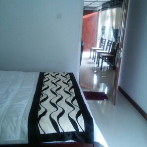 Double Room, 1 King Bed | Bathroom | Shower, free toiletries, hair dryer, towels - The Raspberry Cottage (Nuwara Eliya)