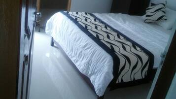 Double Room, 1 King Bed | 1 bedroom, premium bedding, in-room safe, iron/ironing board