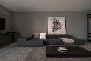 Only Suite | Wohnbereich | 42-Zoll-Flachbildfernseher mit Satellitenempfang, Fernseher