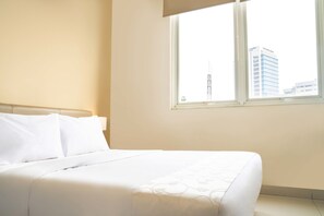 Desk, soundproofing, free WiFi, bed sheets - LeGreen Suite Gatot Subroto (Jakarta)