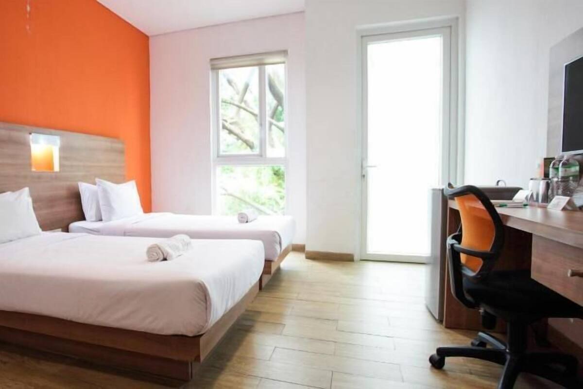 Desk, soundproofing, WiFi (free), bed sheets