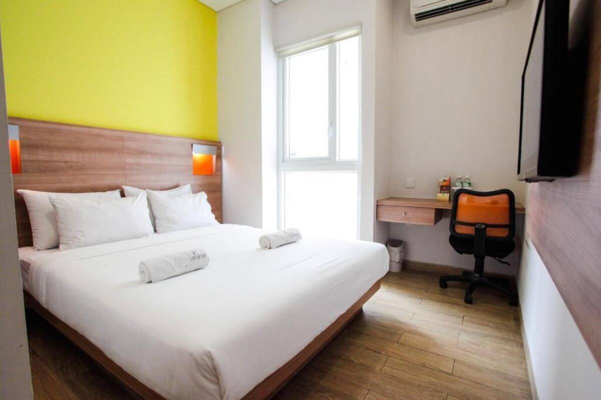 Desk, soundproofing, WiFi (free), bed sheets