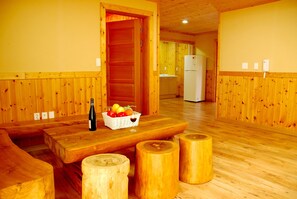 Habitación, 3 habitaciones (50PY) | Zona de estar | Una televisión