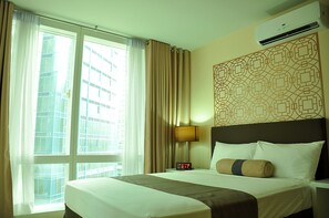 خزنة داخل الغرفة ومكتب وتجهيزات عازلة للصوت ومكواة/لوح كي