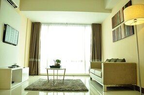 خزنة داخل الغرفة ومكتب وتجهيزات عازلة للصوت ومكواة/لوح كي