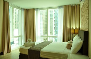 Brankas, meja kerja, kedap suara, dan setrika/meja setrika