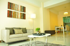 خزنة داخل الغرفة ومكتب وتجهيزات عازلة للصوت ومكواة/لوح كي