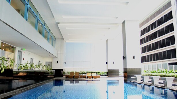 Kolam renang indoor