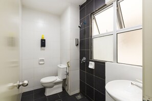 Deluxe Studio | Bathroom