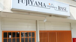 Un edificio con un letrero que dice "FUJIYAMA GUESTHOUSE BASE".