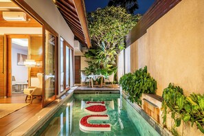 10 個室內泳池;泳池傘、躺椅