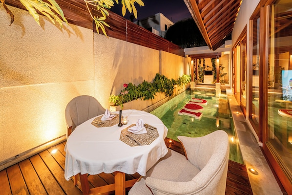 10 indoor pools, pool umbrellas, pool loungers